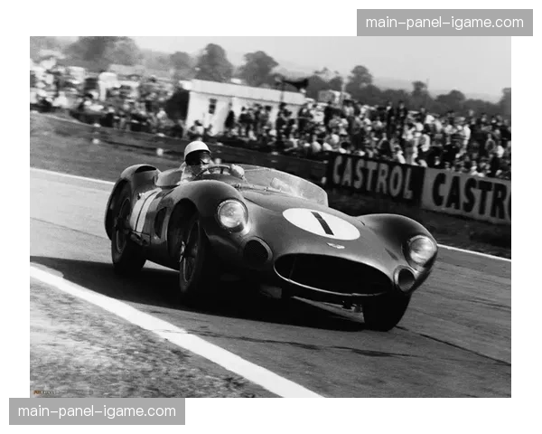 特写：F1传奇设计师纽维在红牛车库内的最后一场比赛