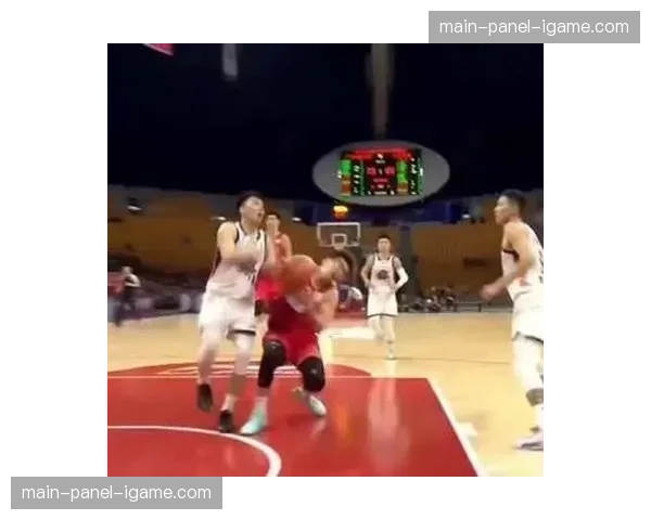 伤情通报:布雷斯特后卫布拉西耶在比赛中无对抗情况下受伤,被担架抬离场地 伤情通报:布雷斯特后卫布拉西耶在比赛中无对抗情况下受伤,被担架抬离场地