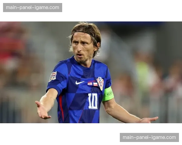 特写：37岁的莫德里奇仍在训练后加练任意球