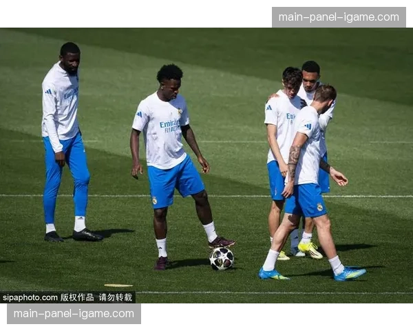 安联球场看台现感人一幕：拜仁球迷高举-感谢皇马14年对手-横幅